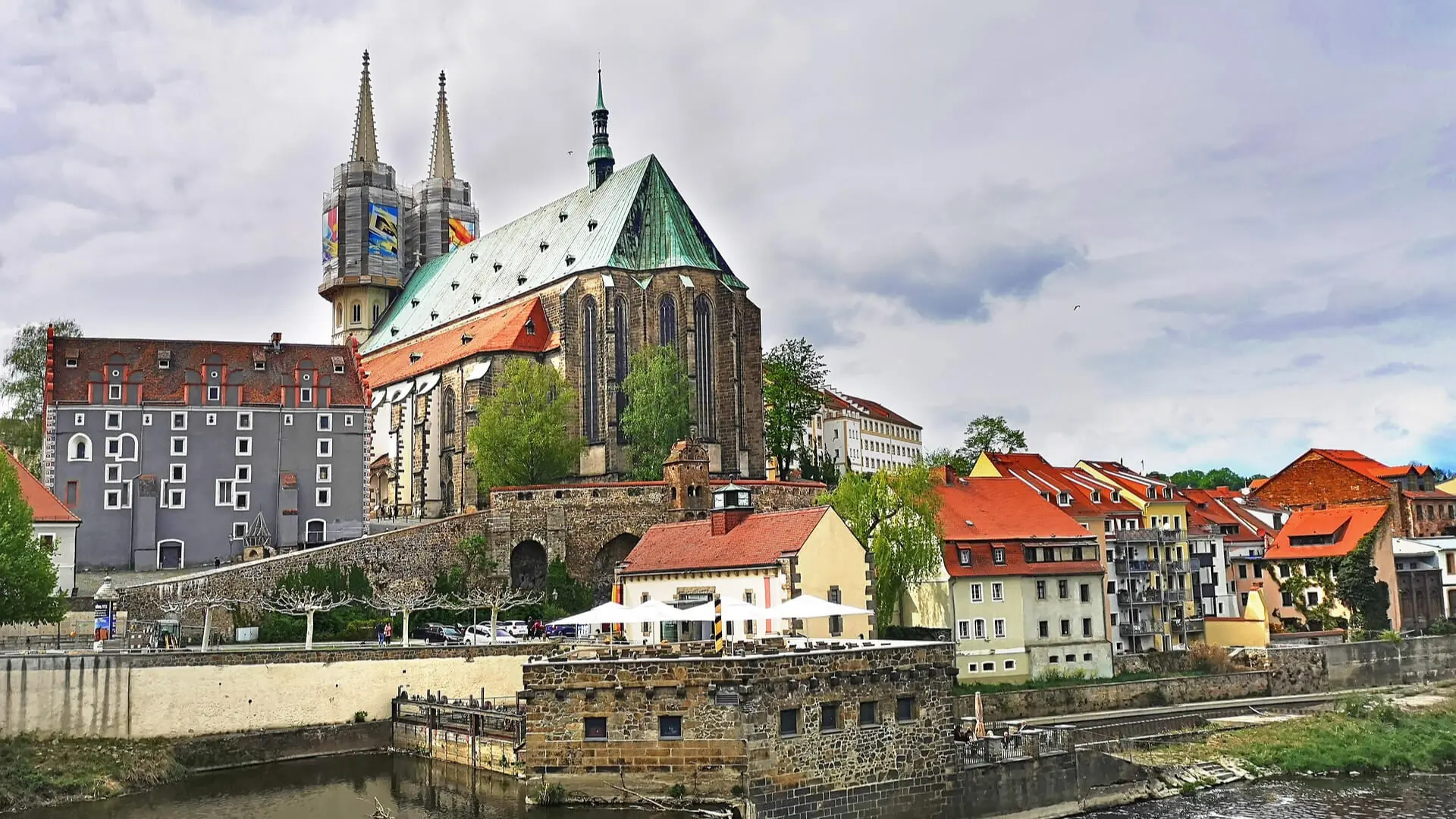 Die Görlitzer Peterskirche über der Neiße